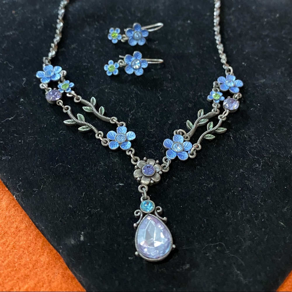Gorgeous necklace with some stones